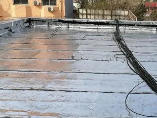 逊克卫生间漏水维修公司分享下逊克屋面楼顶防水刚性防水层施工要点。